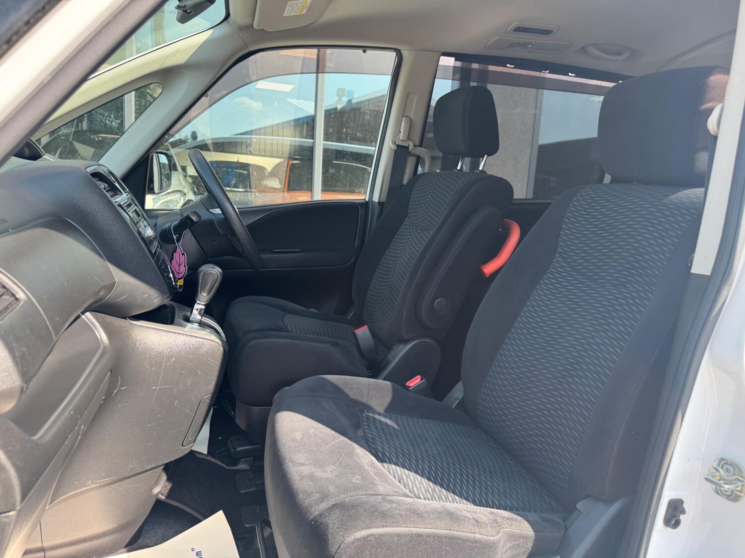 Used Nissan Serena for sale - 77683543: Photo 12