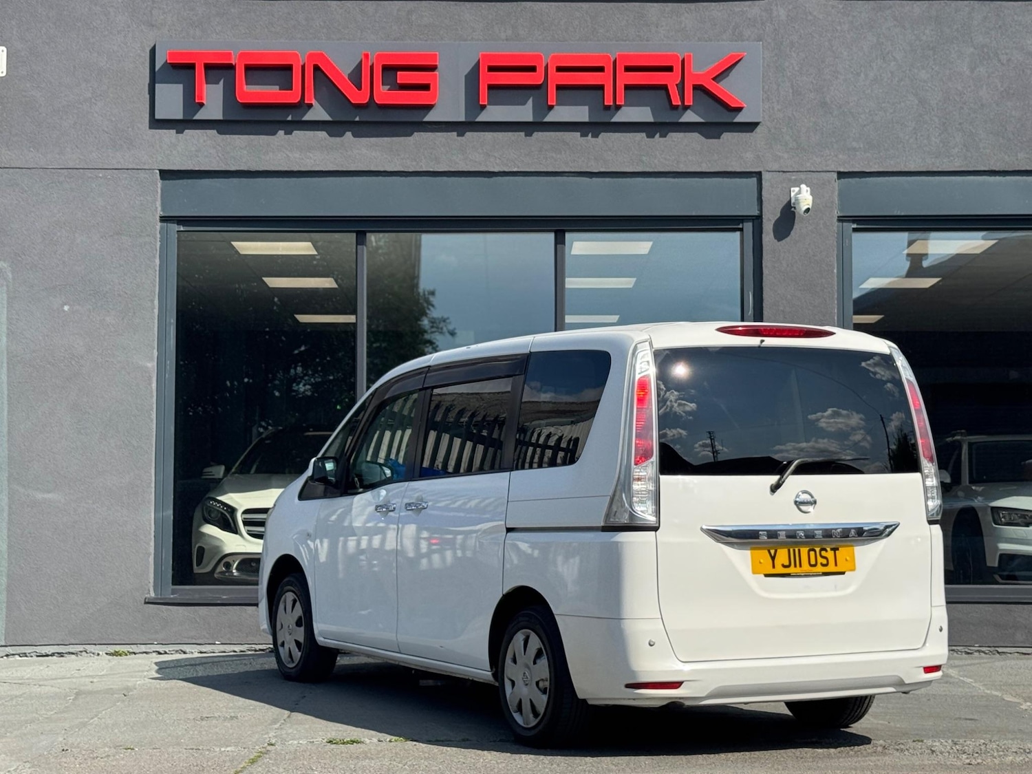 Used Nissan Serena for sale - 77683543: Photo 2