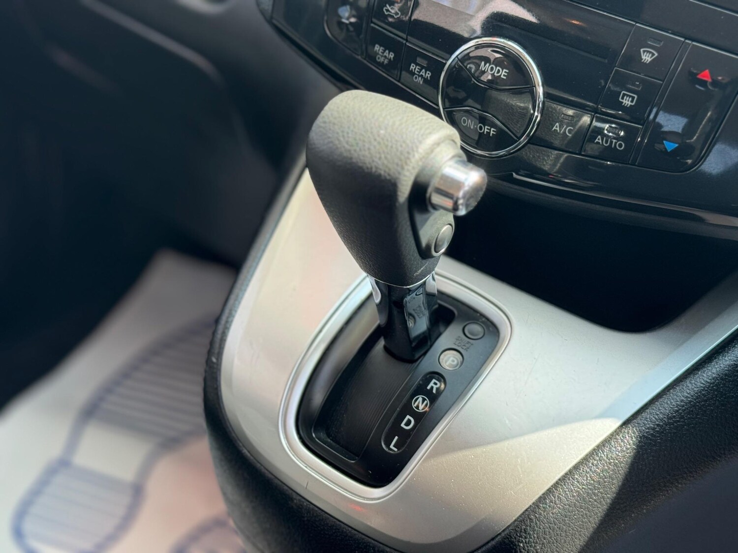 Used Nissan Serena for sale - 77683543: Photo 20