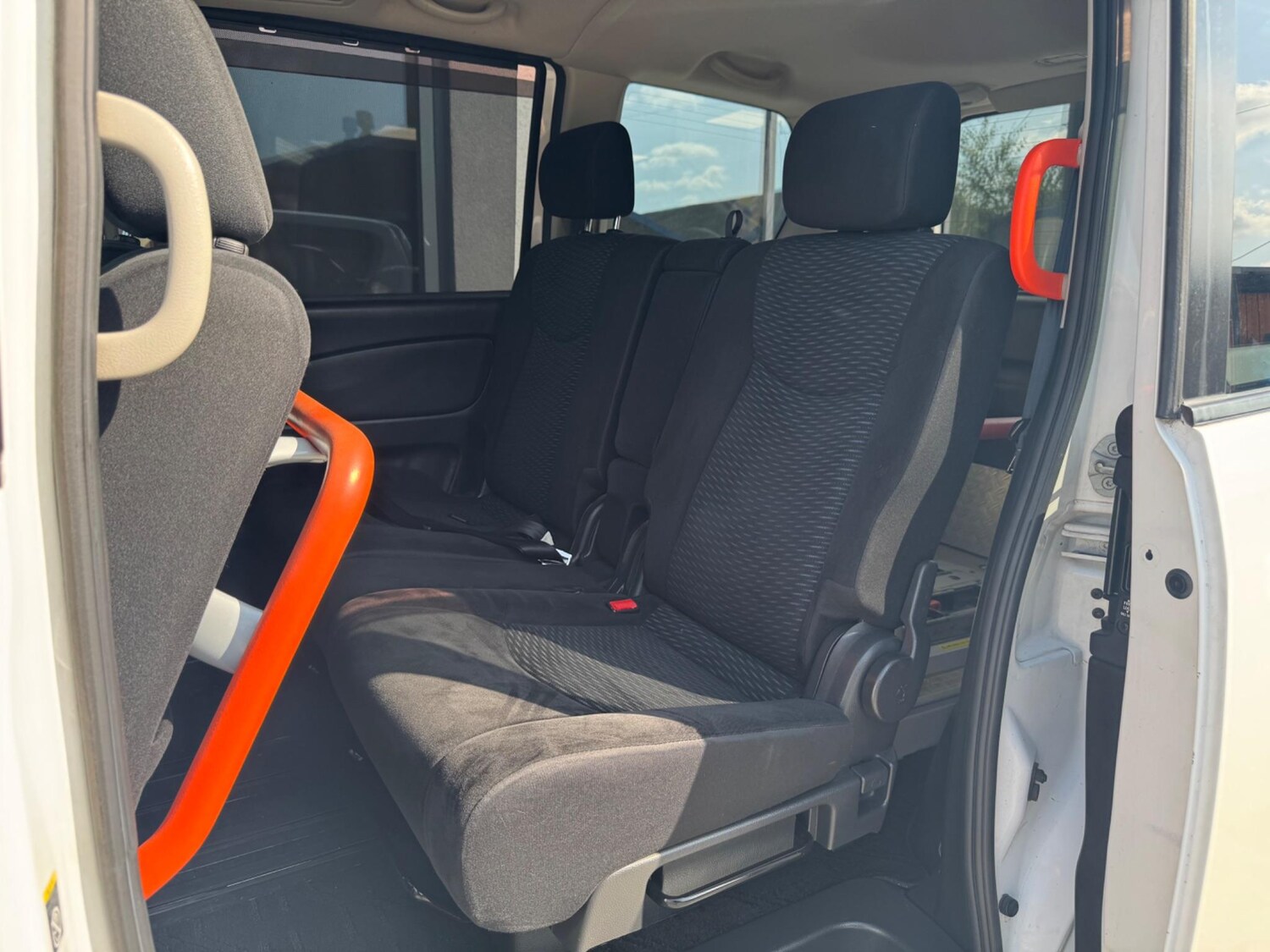 Used Nissan Serena for sale - 77683543: Photo 24