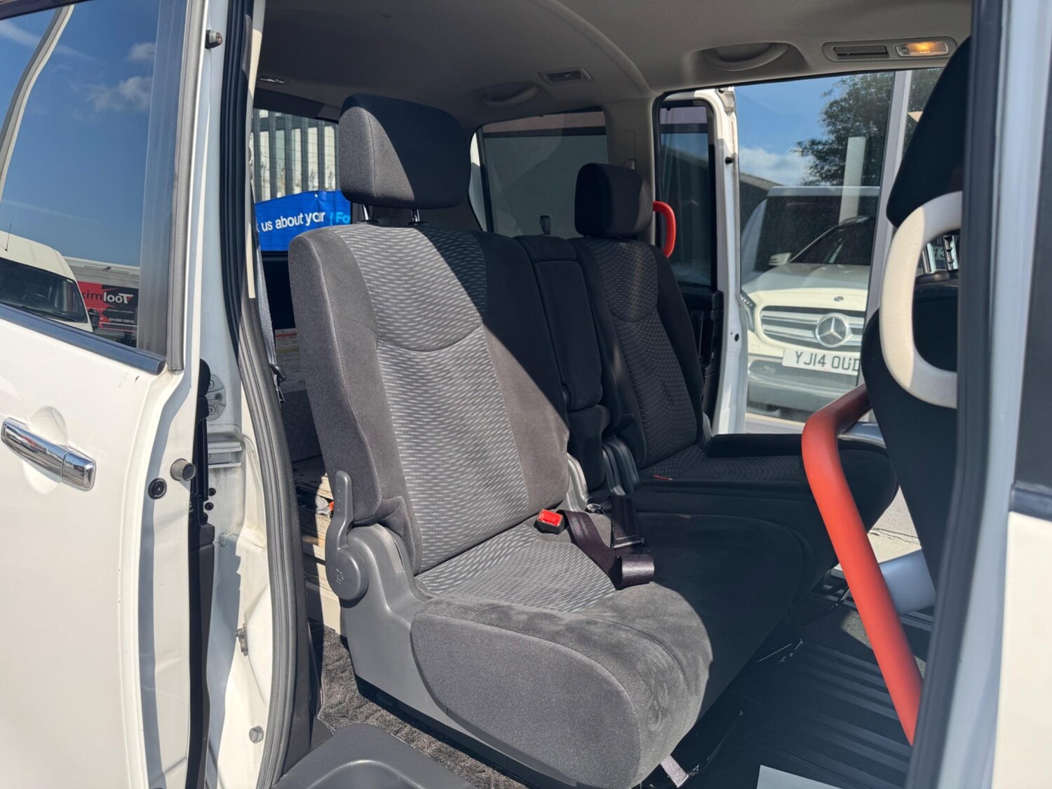 Used Nissan Serena for sale - 77683543: Photo 25