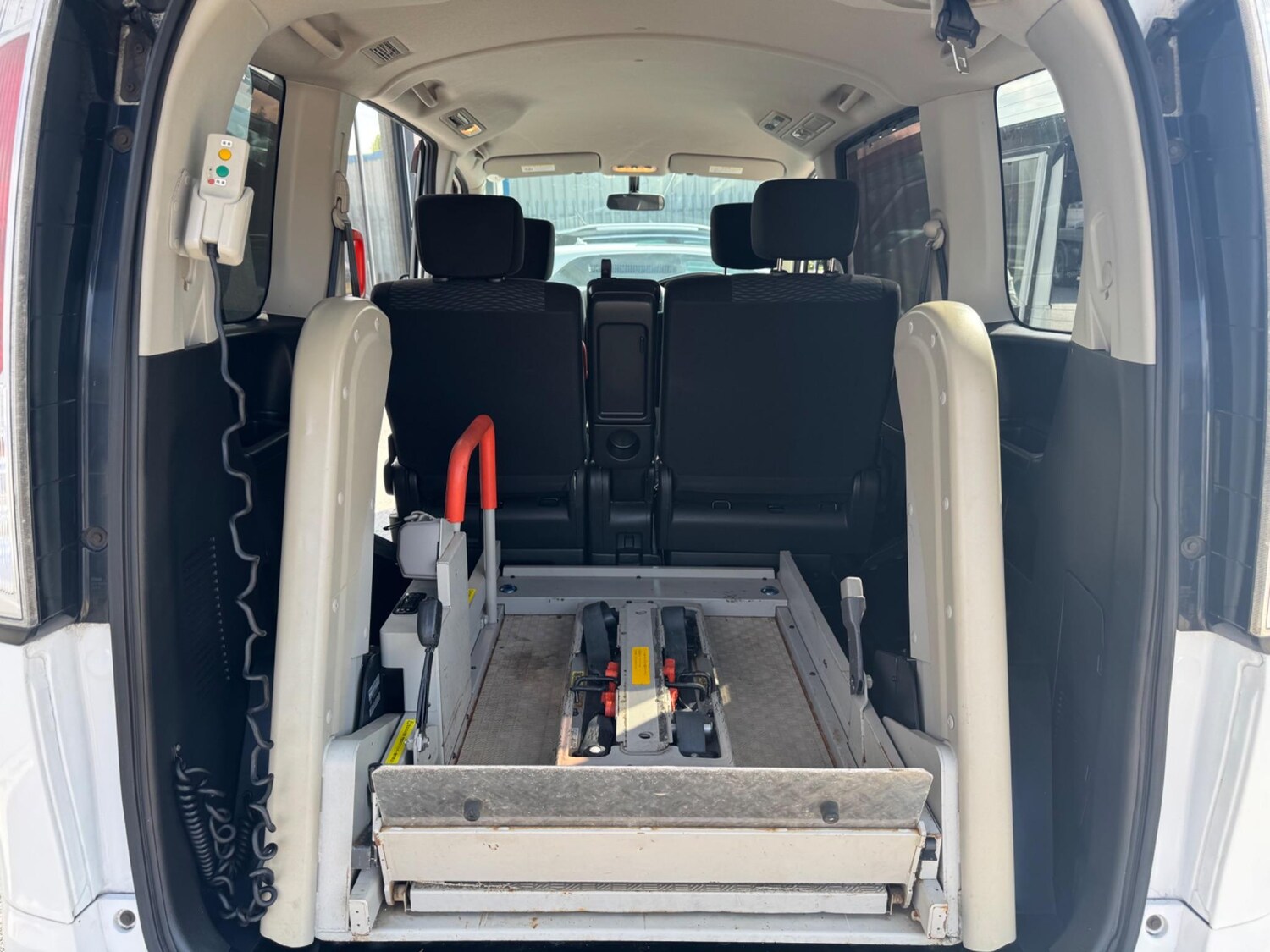 Used Nissan Serena for sale - 77683543: Photo 30