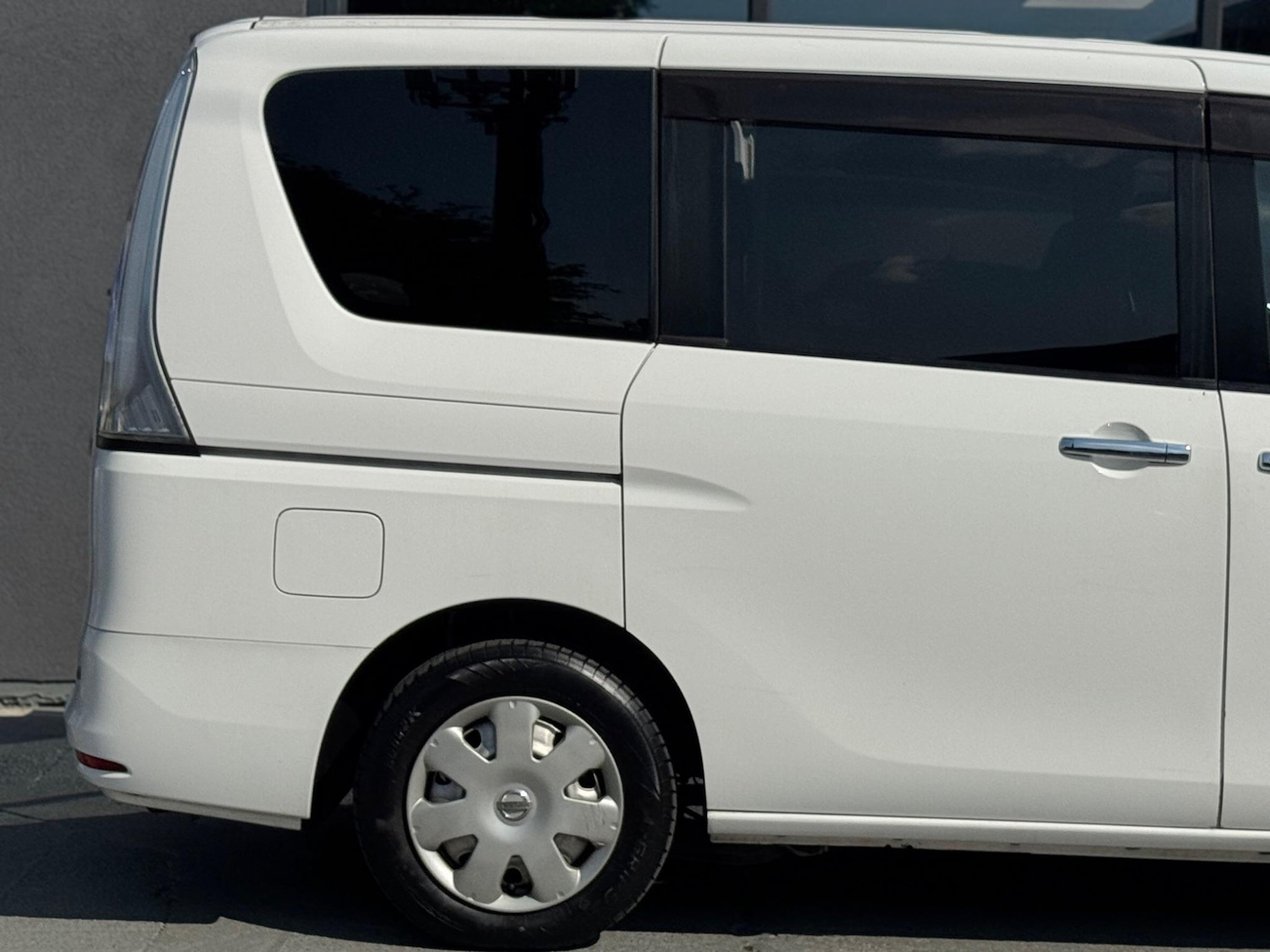 Used Nissan Serena for sale - 77683543: Photo 4