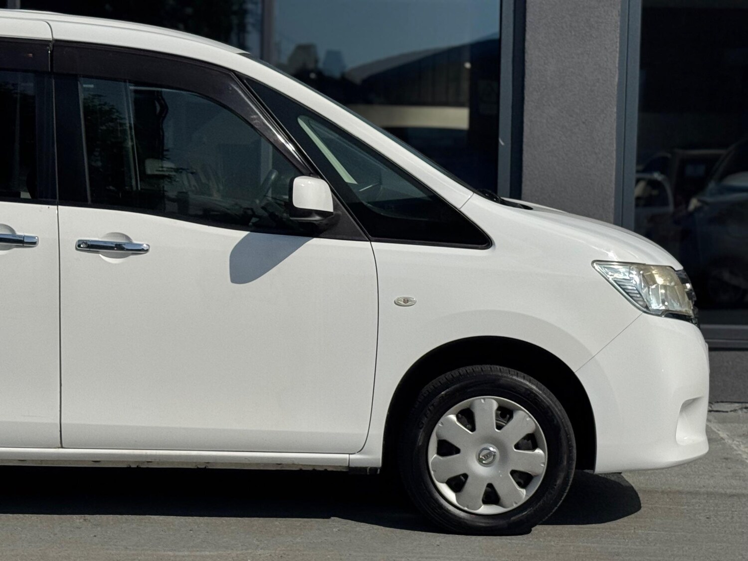 Used Nissan Serena for sale - 77683543: Photo 5