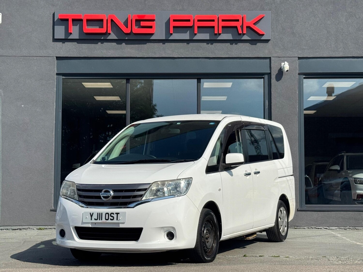 Used Nissan Serena for sale - 77683543: Photo 6