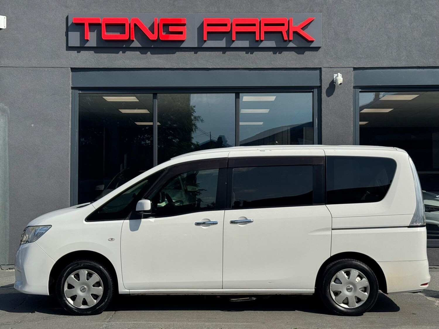 Used Nissan Serena for sale - 77683543: Photo 8