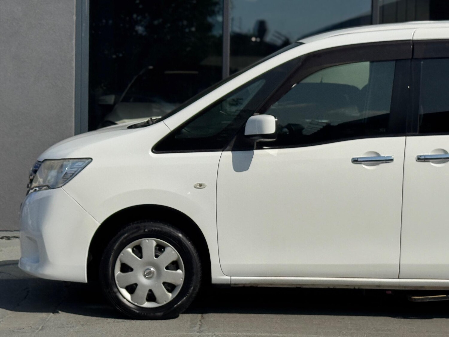 Used Nissan Serena for sale - 77683543: Photo 9