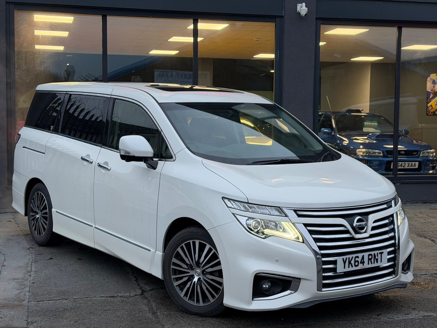 Used Nissan Elgrand for sale - 77386491: Photo 2