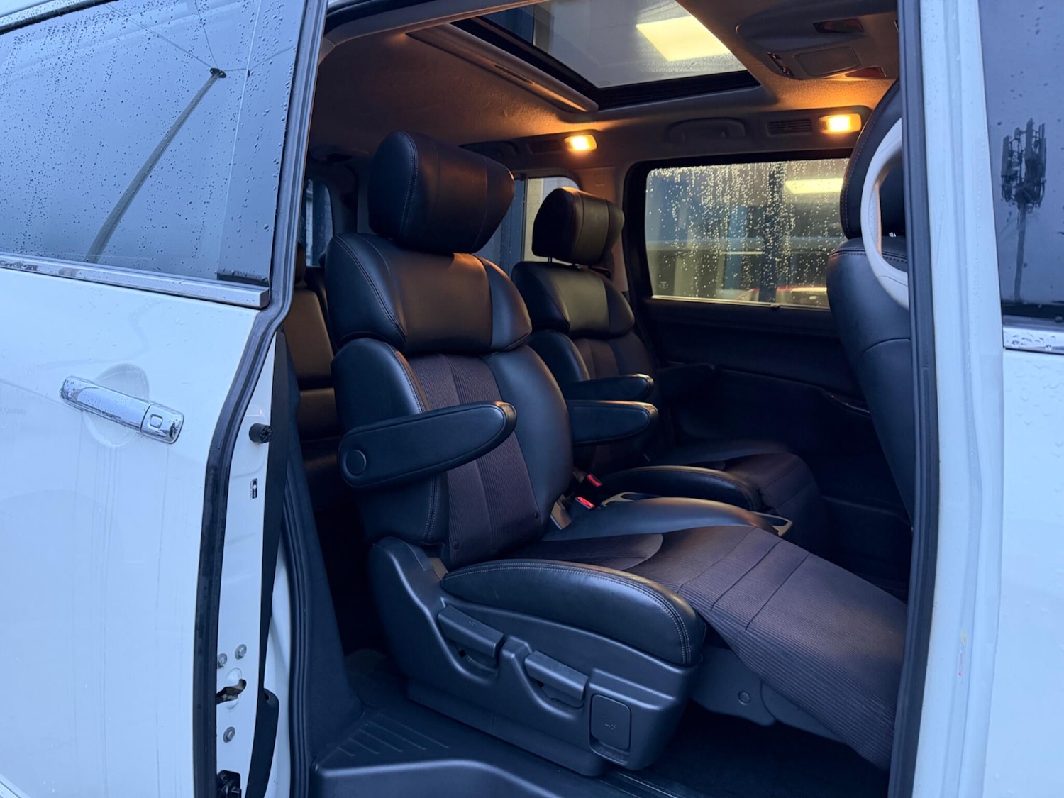 Used Nissan Elgrand for sale - 77386491: Photo 31