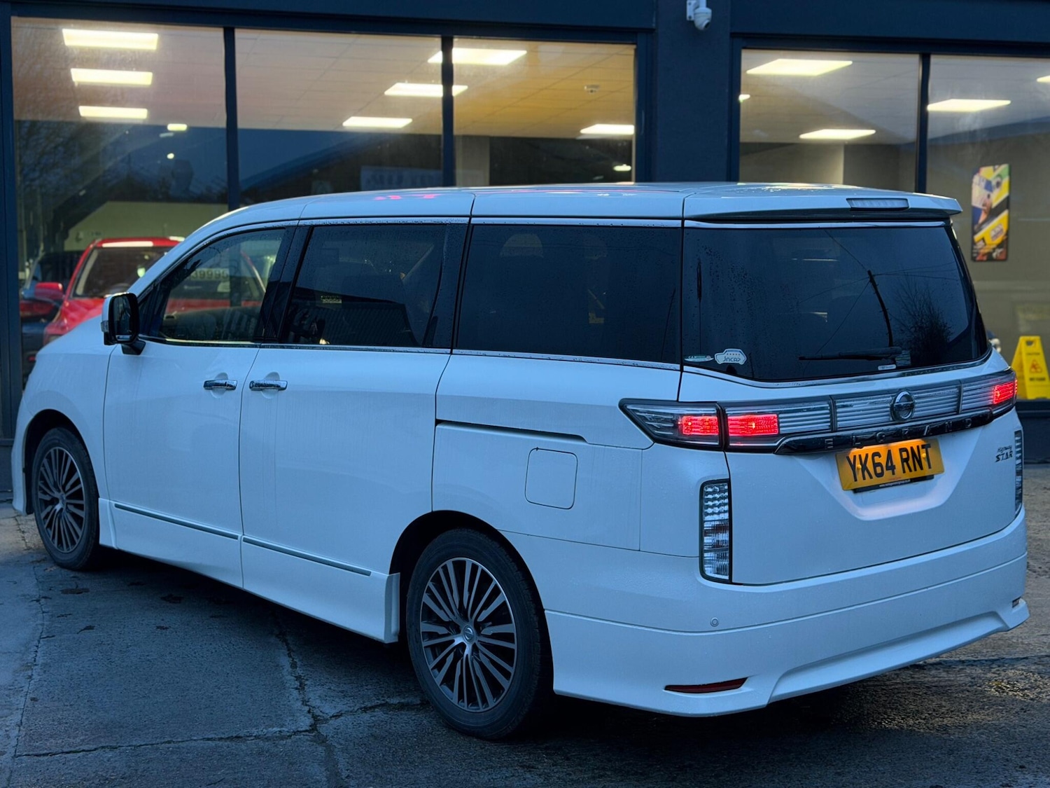 Used Nissan Elgrand for sale - 77386491: Photo 5