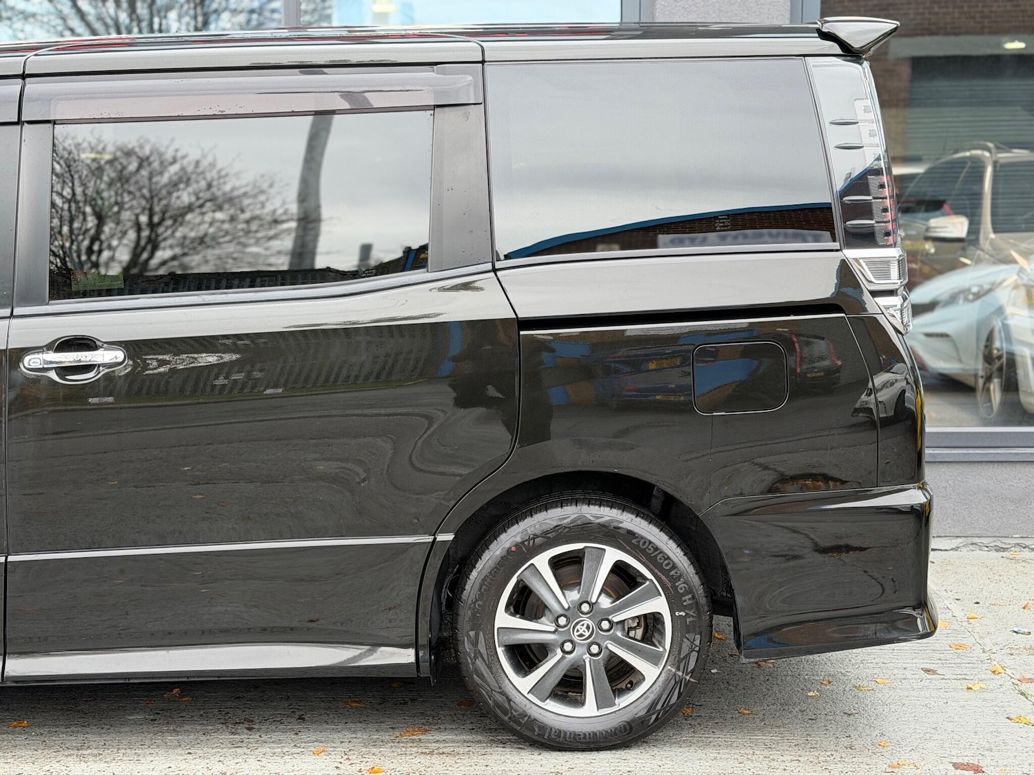 Used Toyota Voxy for sale - 77103571: Photo 10