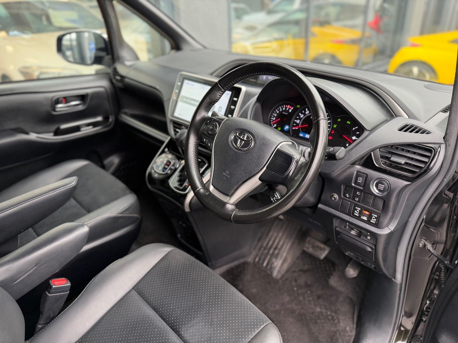 Used Toyota Voxy for sale - 77103571: Photo 11