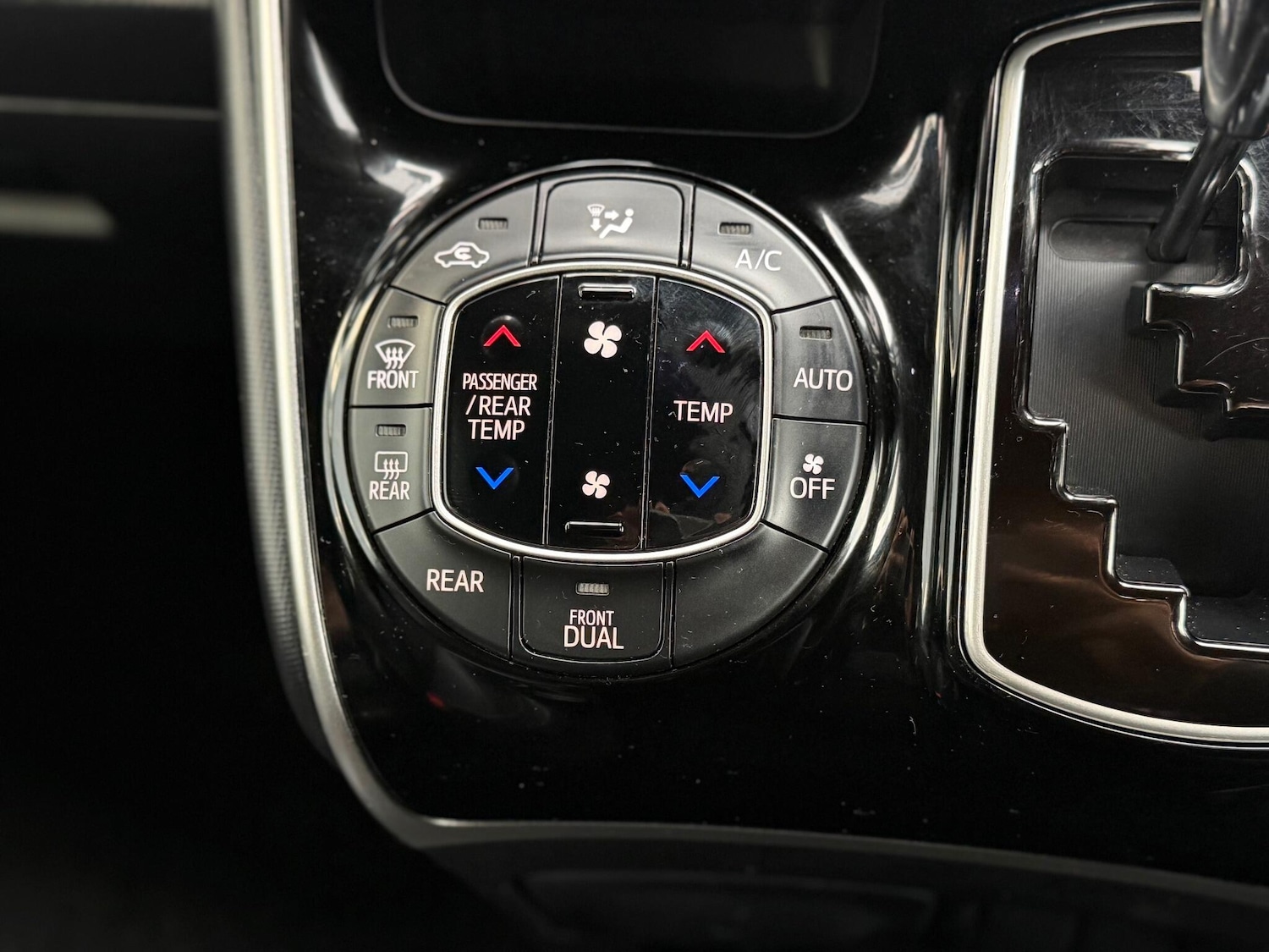 Used Toyota Voxy for sale - 77103571: Photo 21