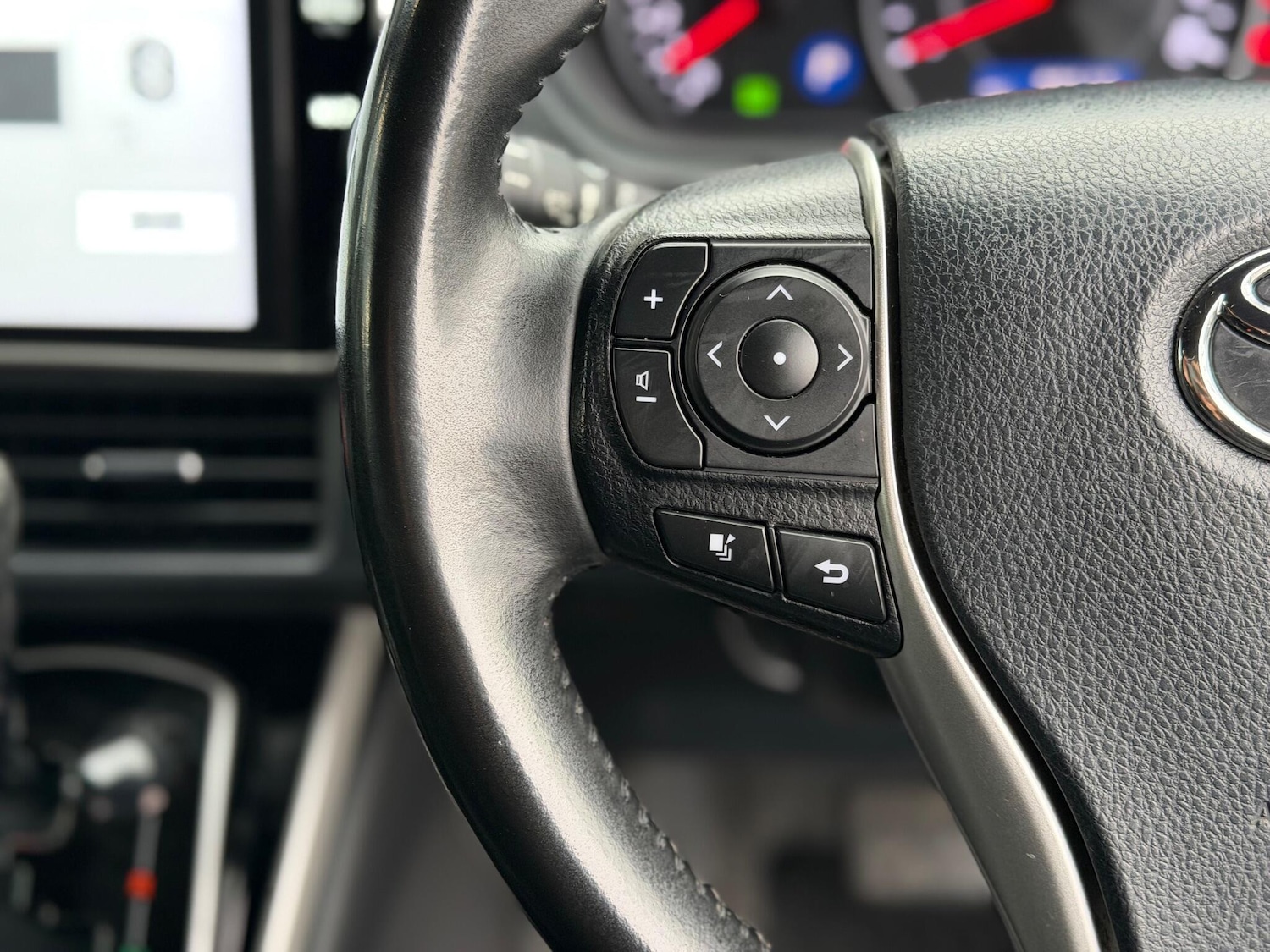 Used Toyota Voxy for sale - 77103571: Photo 24