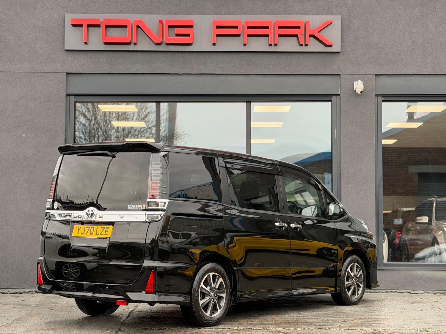 Used Toyota Voxy for sale - 77103571: Photo 4