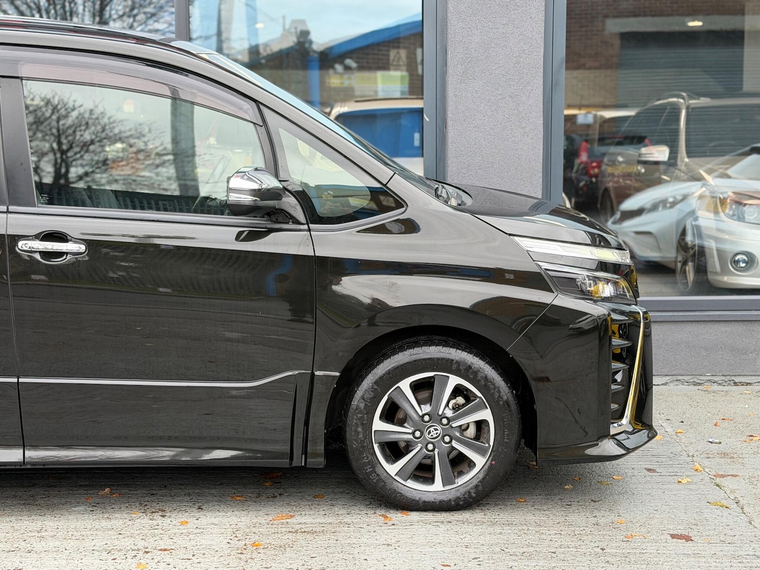 Used Toyota Voxy for sale - 77103571: Photo 7