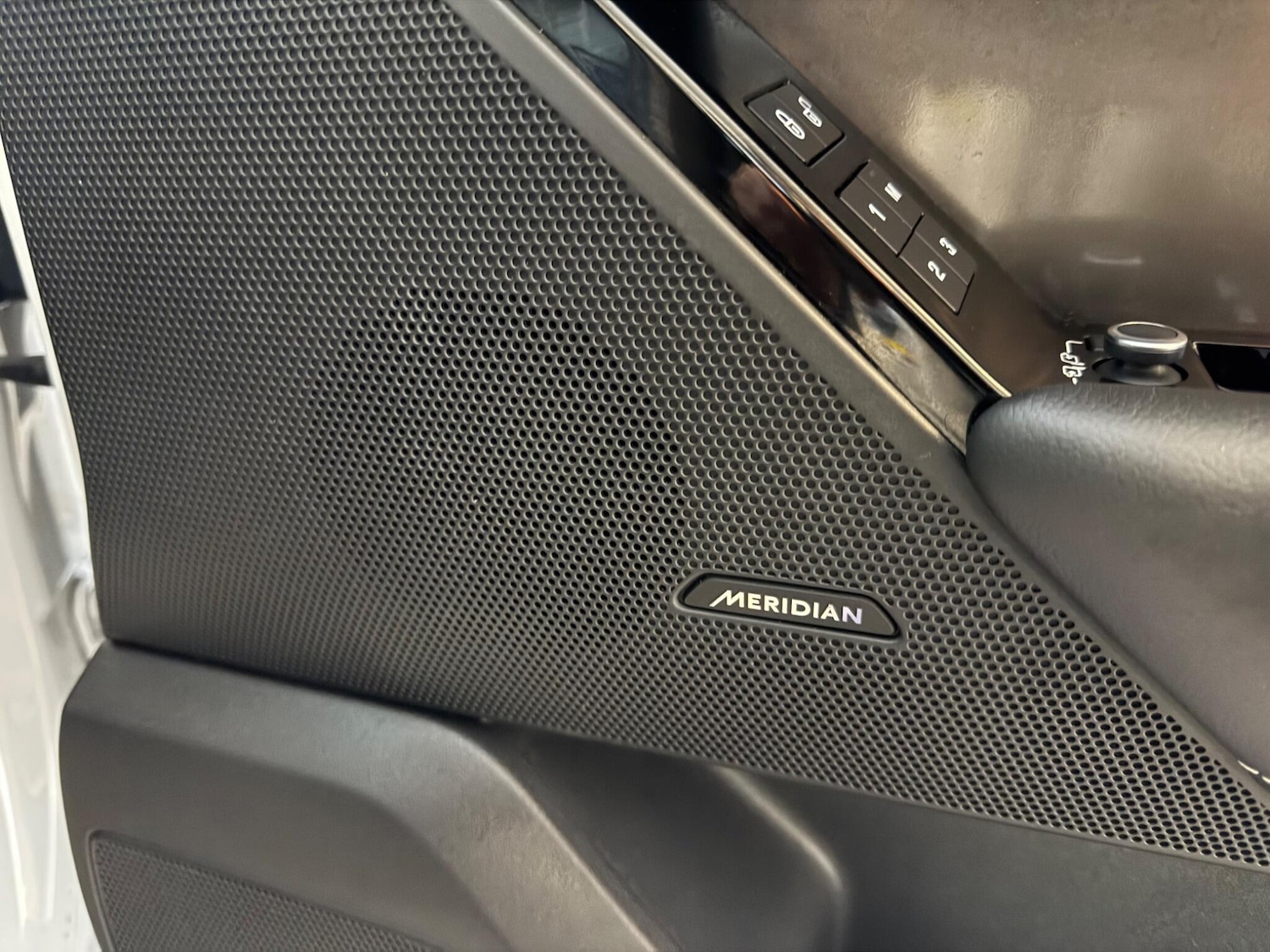 Used Land Rover Range Rover Velar 2017 for sale - 77143649: Photo 16