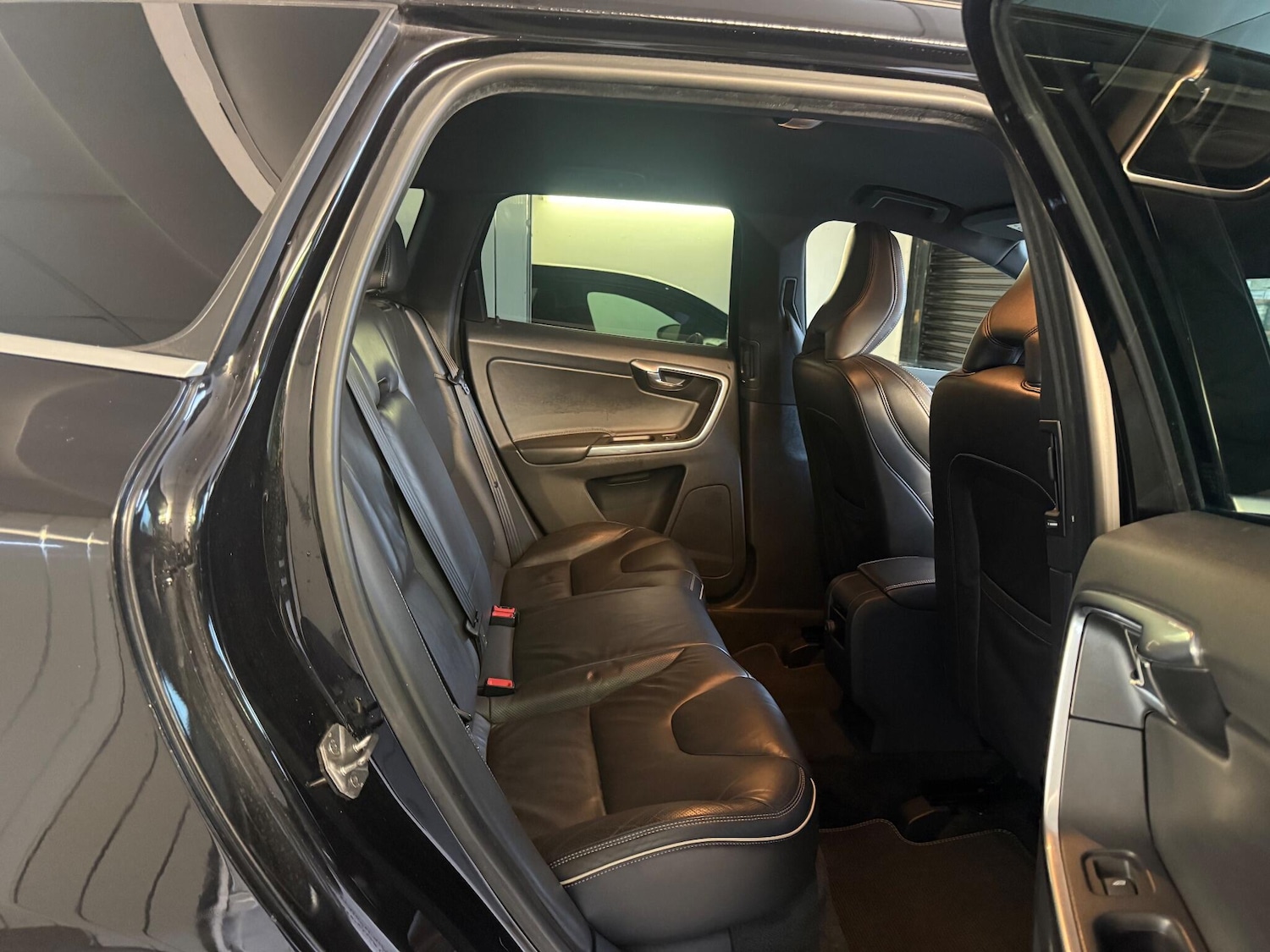 Used Volvo XC60 2015 for sale - 76975520: Photo 10