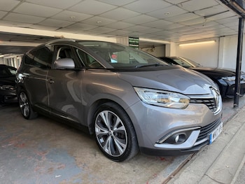 Used Renault Grand Scenic 2017 for sale - 79464301: Photo