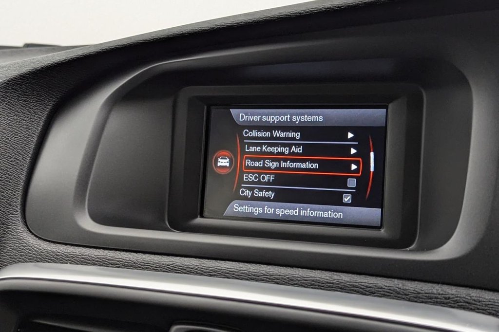 Used Volvo V40 2015 for sale - 77212196: Photo 37