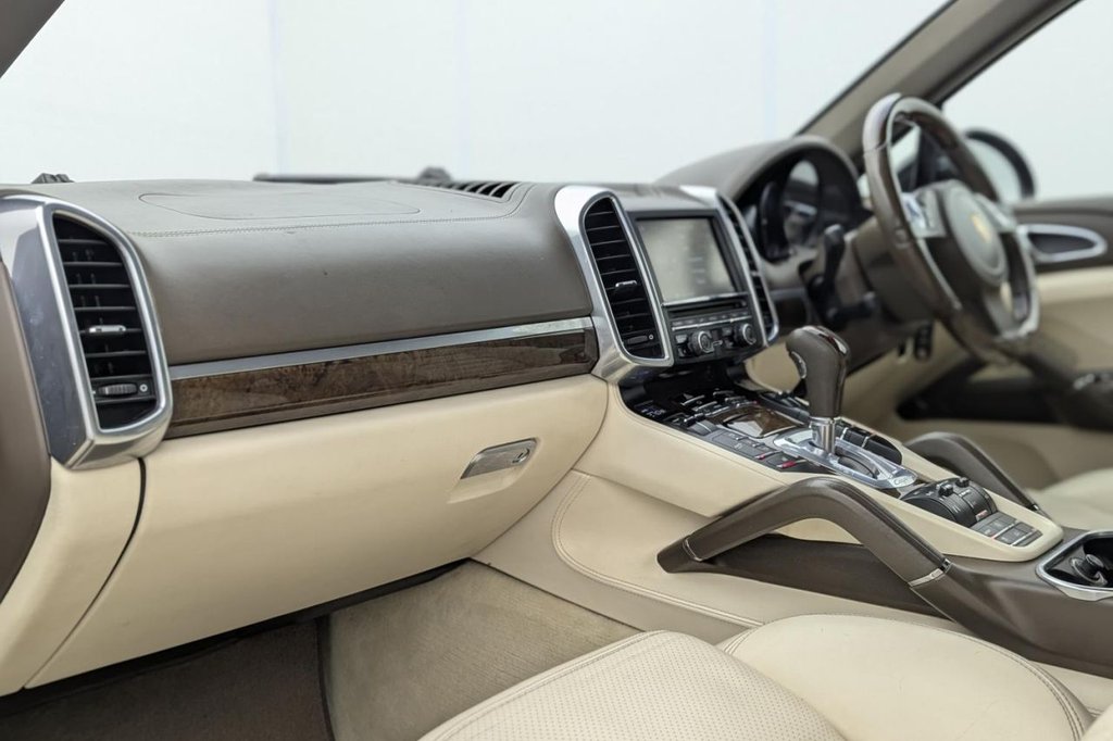 Used Porsche Cayenne 2011 for sale - 77288000: Photo 24