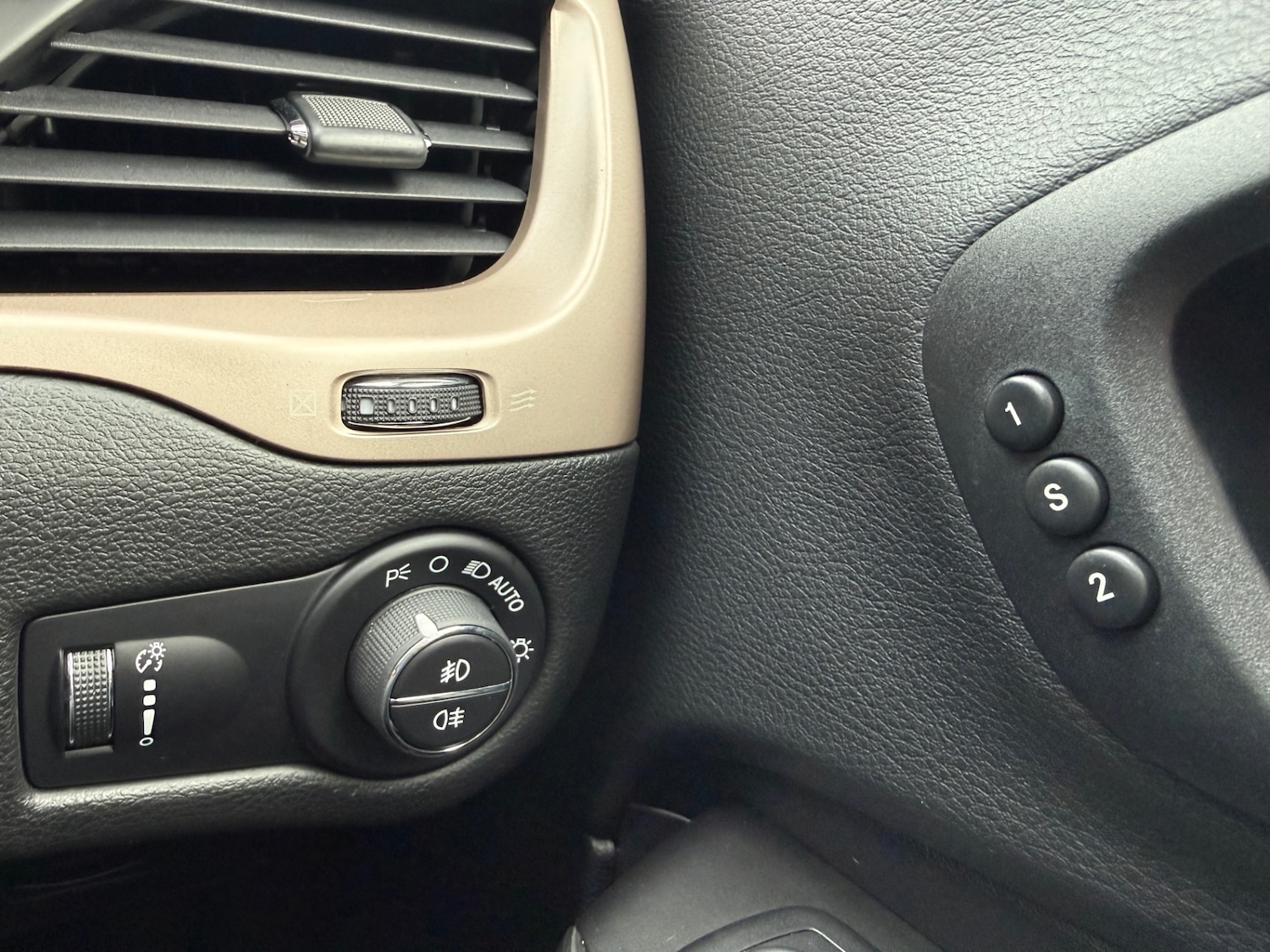 Used Jeep Cherokee 2014 for sale - 77324690: Photo 25