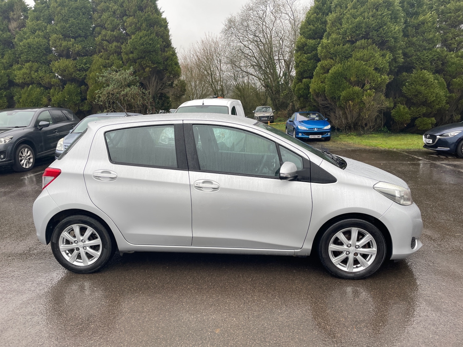 Used Toyota Yaris 2013 for sale - 77790233: Photo 2