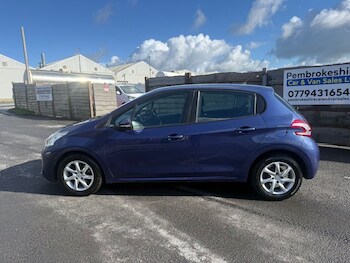 Used Peugeot 208 2013 for sale - 77642639: Photo