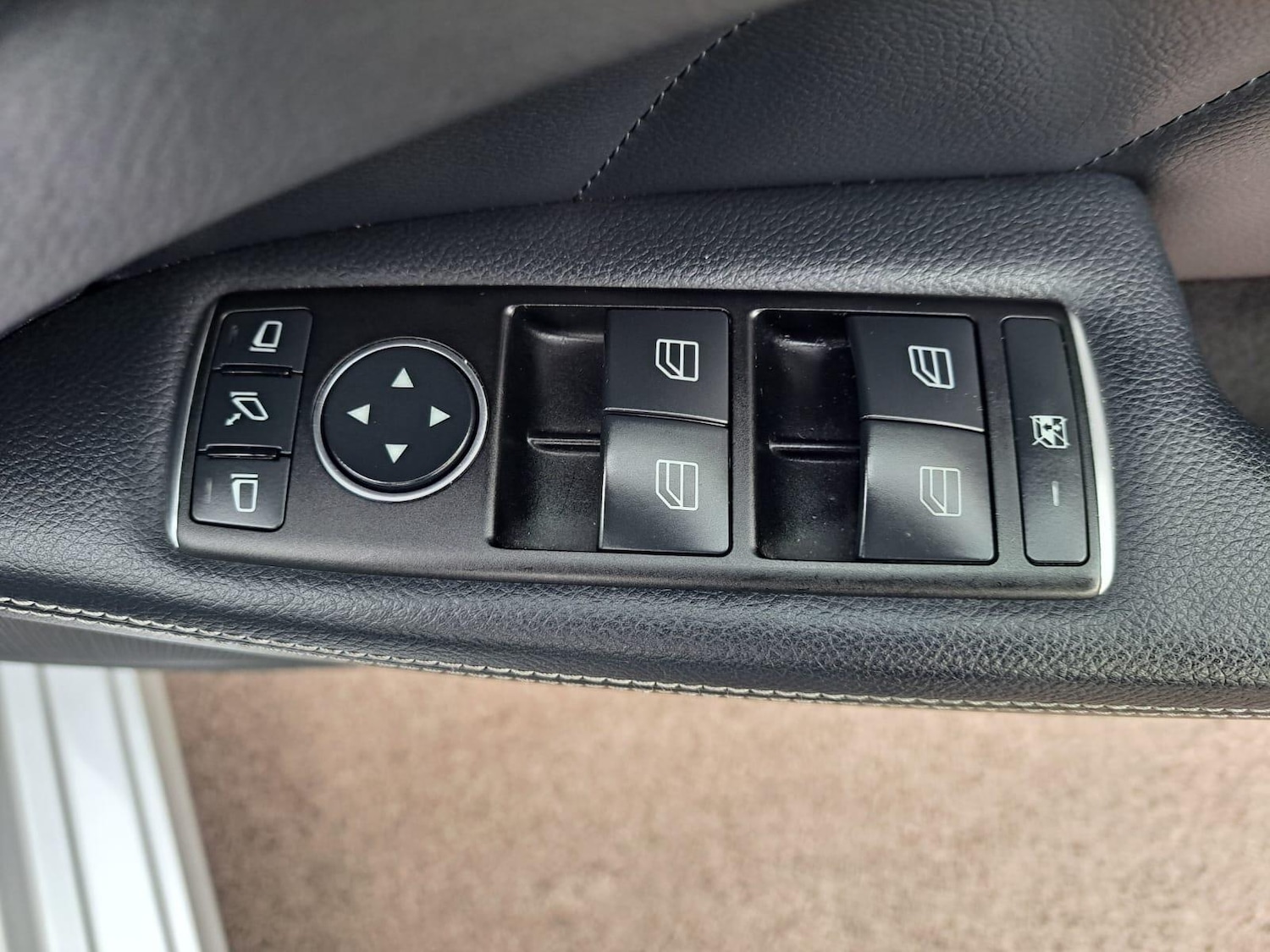 Used Mercedes-Benz CLS 2011 for sale - 76942637: Photo 58