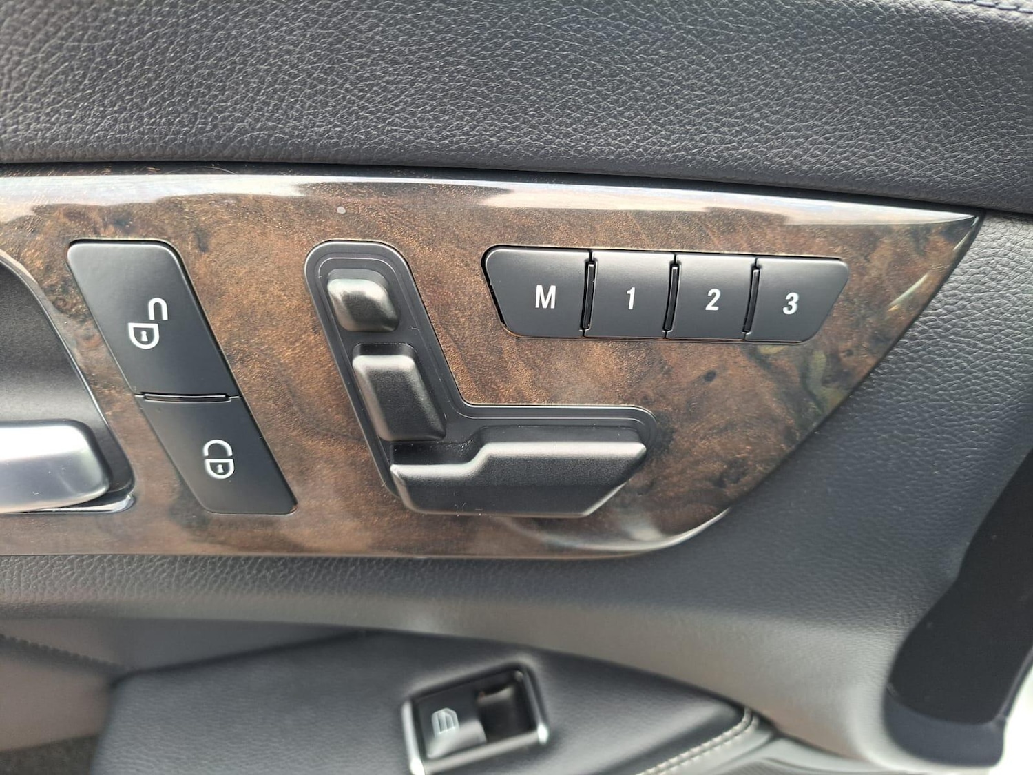 Used Mercedes-Benz CLS 2011 for sale - 76942637: Photo 70