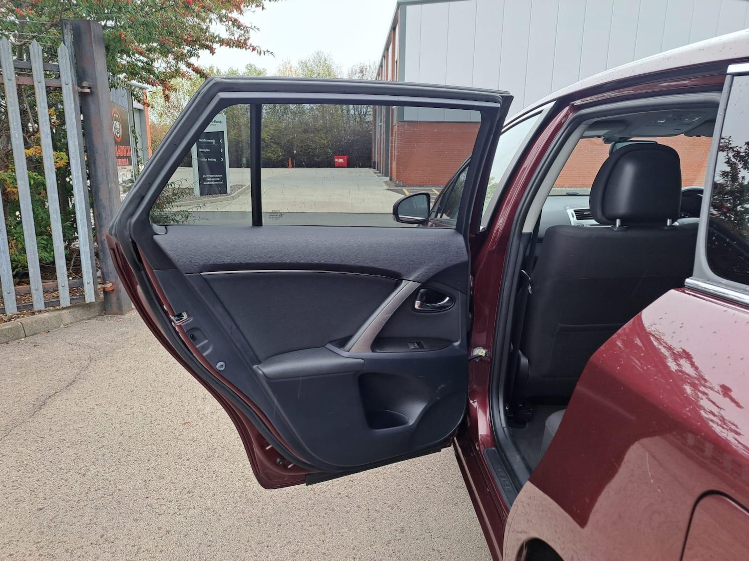 Used Toyota Avensis 2012 for sale - 76380867: Photo 65