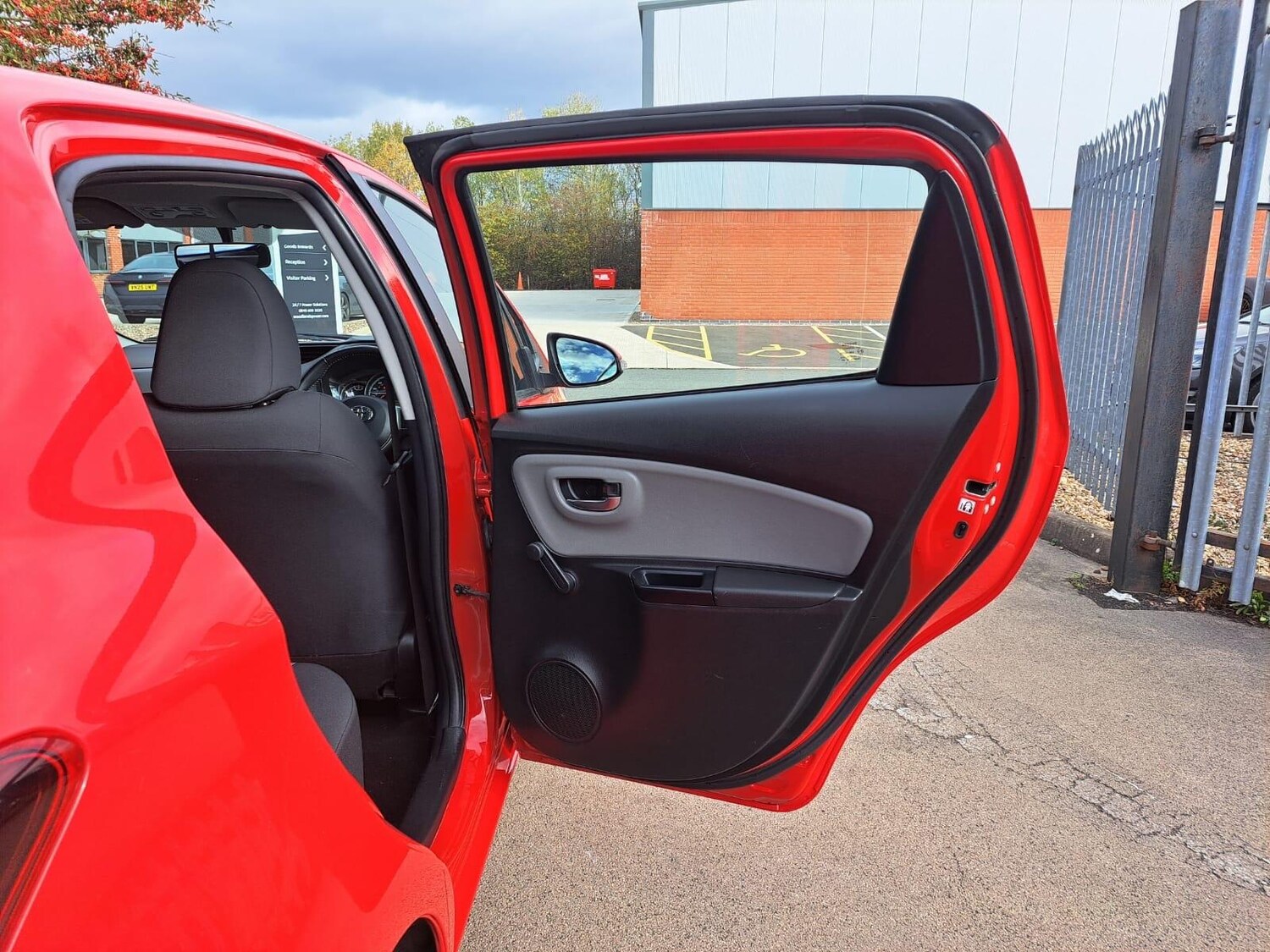 Used Toyota Yaris 2015 for sale - 76380953: Photo 53