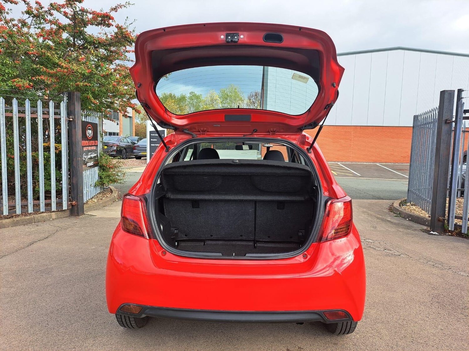 Used Toyota Yaris 2015 for sale - 76380953: Photo 54