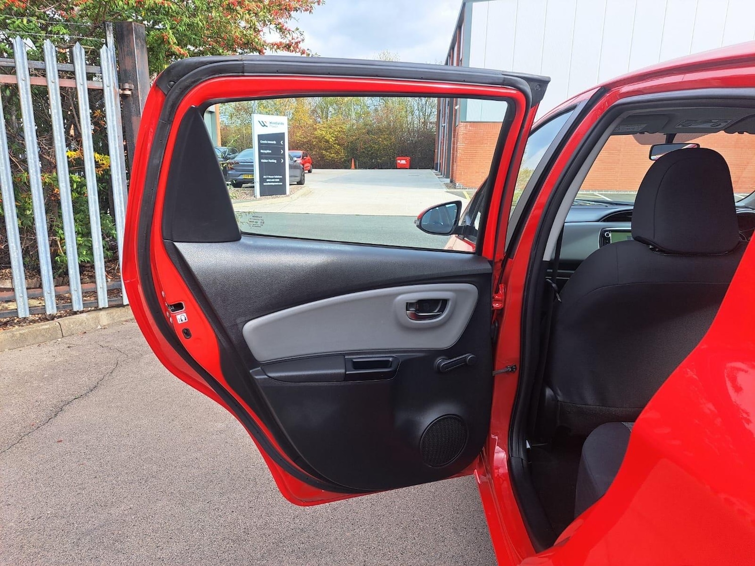 Used Toyota Yaris 2015 for sale - 76380953: Photo 59