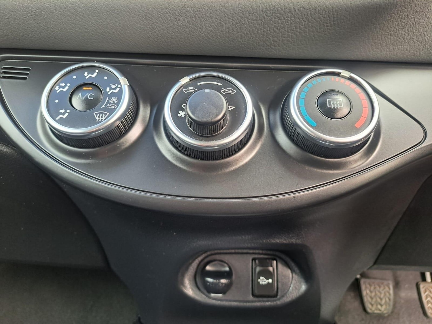 Used Toyota Yaris 2015 for sale - 76991684: Photo 44