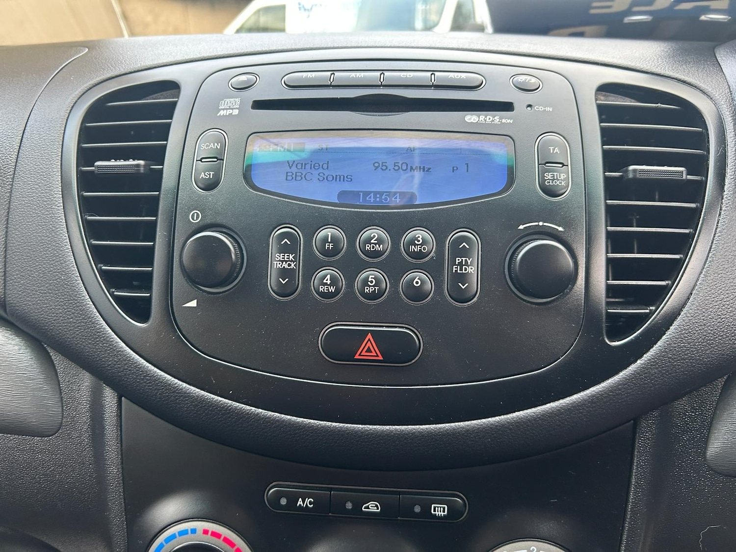 Used Hyundai i10 2012 for sale - 76682311: Photo 9