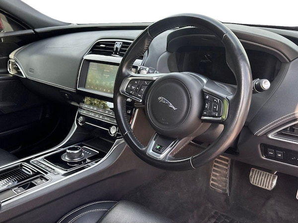 Used Jaguar XE 2018 for sale - 76057435: Photo 5