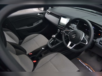 Used Renault Clio 2024 for sale - 78835645: Photo