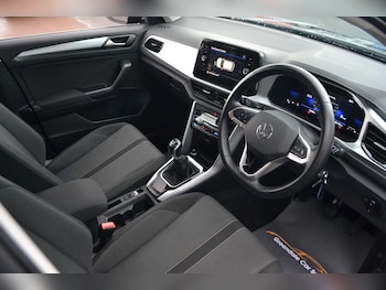 Used Volkswagen T-Roc 2023 for sale - 77916441: Photo