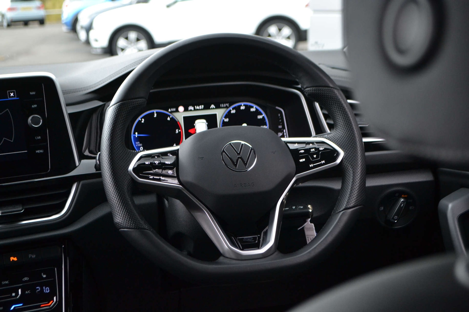 Used Volkswagen T-Roc 2023 for sale - 76614741: Photo 32