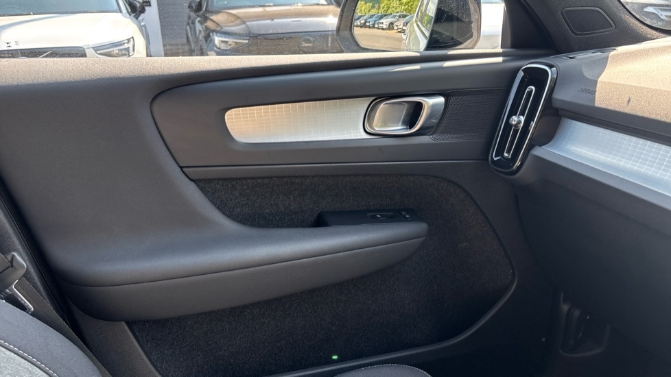 Used Volvo XC40 2023 for sale - 76130405: Photo 33