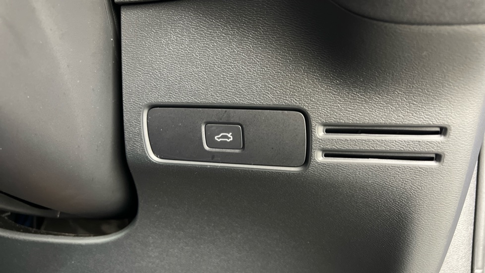 Used Volvo XC40 2025 for sale - 77982984: Photo 56