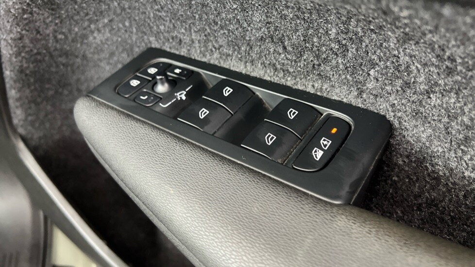 Used Volvo XC40 2023 for sale - 78022285: Photo 24