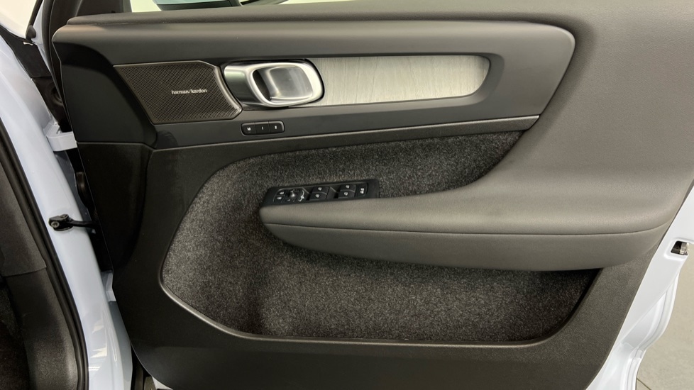 Used Volvo XC40 2024 for sale - 76937509: Photo 27