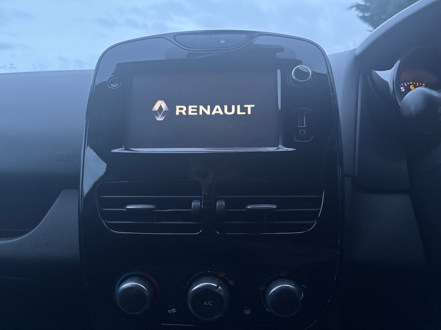 Used Renault Clio 2015 for sale - 76834787: Photo 13