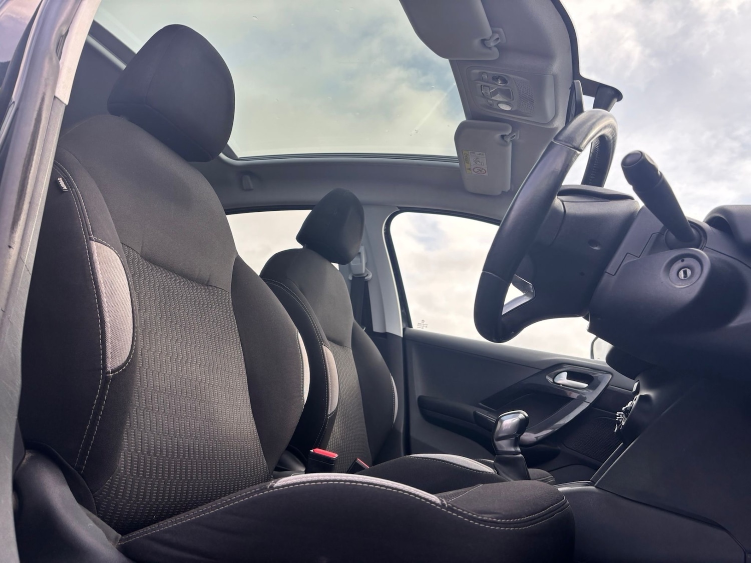 Used Peugeot 208 2015 for sale - 77617167: Photo 11