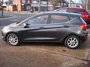 Used Ford Fiesta 2017 for sale - 77370200: Photo