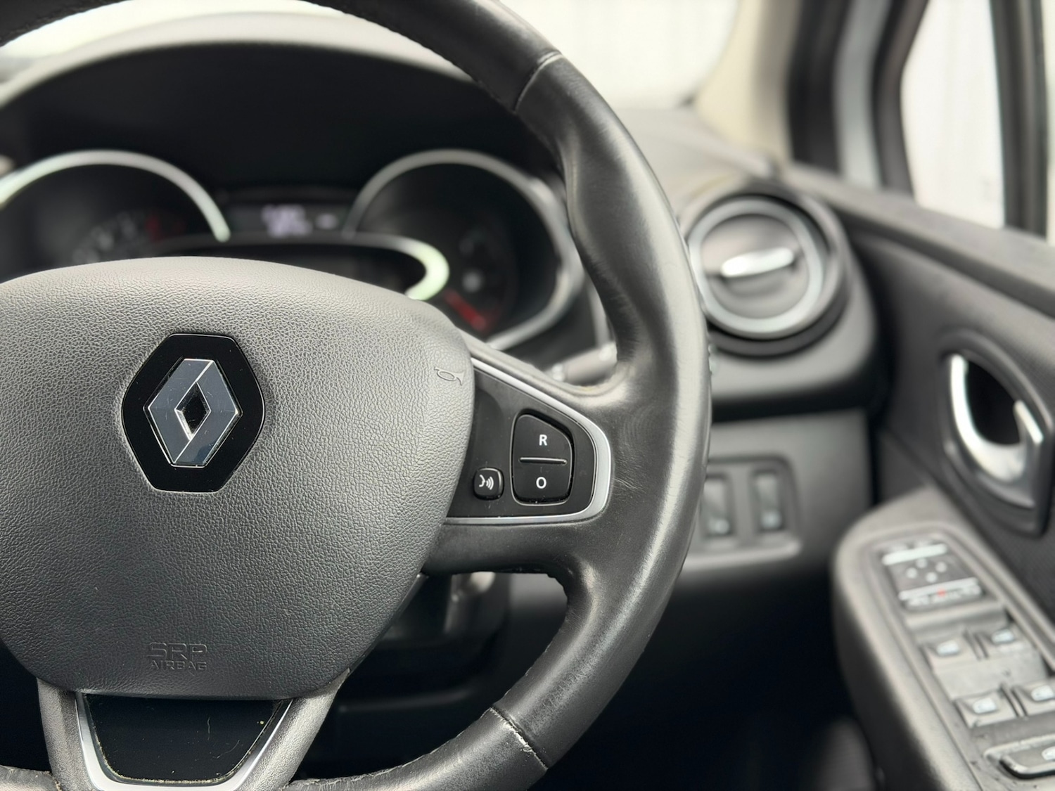 Used Renault Clio 2016 for sale - 76919247: Photo 28