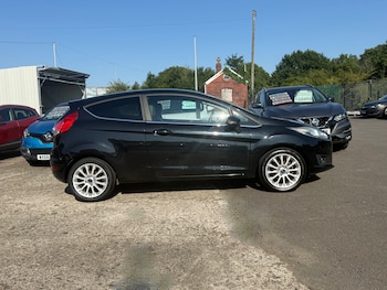 Used Ford Fiesta 2015 for sale - 79200710: Photo