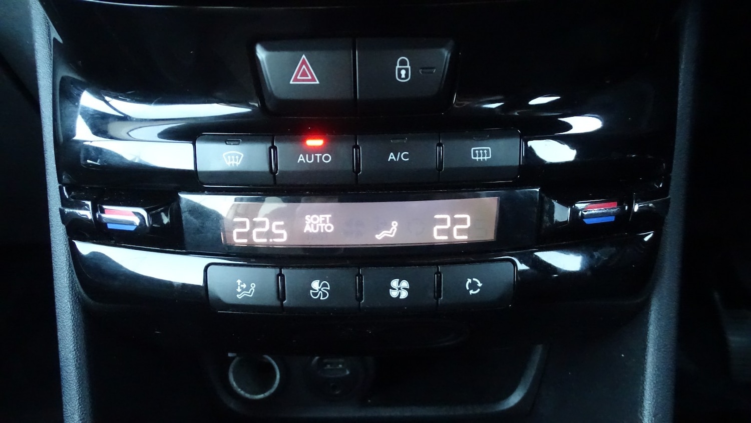 Used Peugeot 208 2013 for sale - 77014793: Photo 24